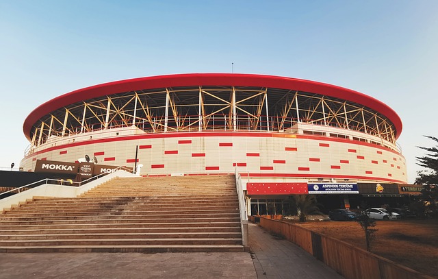 徐杰重返广东宏远,驾驶豪车带队友出行,爱车久未启动已落满灰尘!.