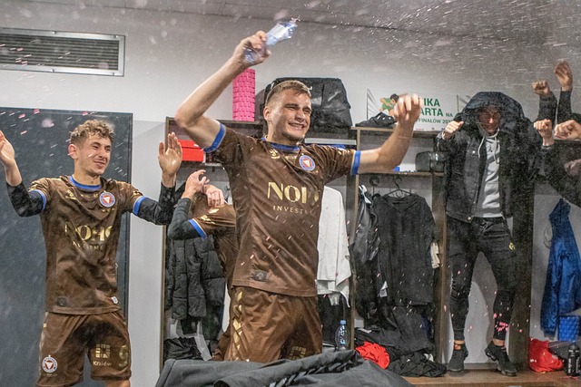 攻端切入自 攻端切入自